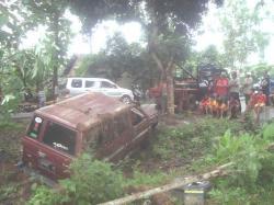 Sekeluarga Terjun ke Sungai Lantaran Jalan Berlubang