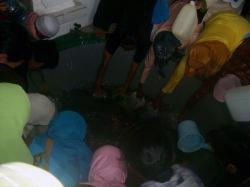 Warga Berebut Air Bekas Nyiram Gong Sekati di Keraton Kanoman