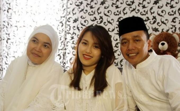Sang Kakek Kumandangkan Azan di Telinga Bayi Ayu Ting Ting