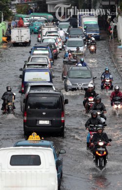 Jalan Raya Ciledug Terendam Air Setinggi 20 Sentimeter