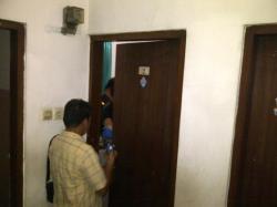 BREAKING NEWS: Suami Istri Saling Bacok di Kamar Indekos