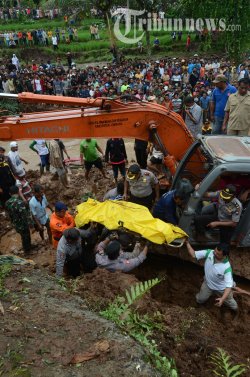 Longsor Jombang, 10 Orang Masih Tertimbun