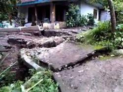 Rumah Warga Kampung Cigedogan Bergeser Setiap Jam