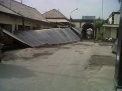 Ratusan Teras Toko, Kantor, dan Rumah di Kediri Ambruk