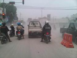 Abu Vulkanik Gunung Kelud Penuhi Jalan Protokol Kota Madiun
