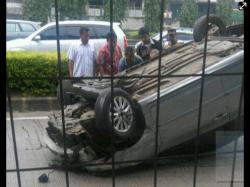 Mobil Toyota Vios Terguling di Pintu Keluar Tol Pasar Rebo