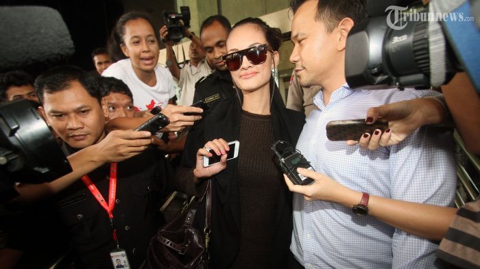 Artis Rebecca Diduga Terima Mobil dari Wawan