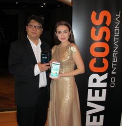 Rianti Cartwright Nyaman Selfie Pakai Fitur Suara di Evercross A66s