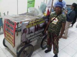 Pendorong Gerobak Keadilan Adu Mulut Dengan Kasat Intel Jakarta Pusat