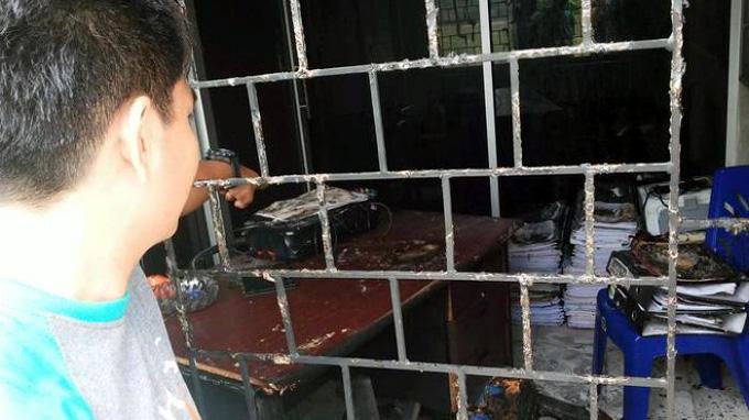 Polisi Buru Dua Pengendara Motor Pelaku Pembakaran Kantor Bupati