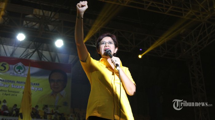 Wasekjen Partai Golkar, Nurul Arifin berorasi saat kampanye Partai Golkar di Tennis Indoor, Senayan, Jakarta Pusat, Kamis (3/4/2014). Kampanye yang dihadiri ratusan simpatisan dan kader ini lebih banyak diisi dengan hiburan. 
