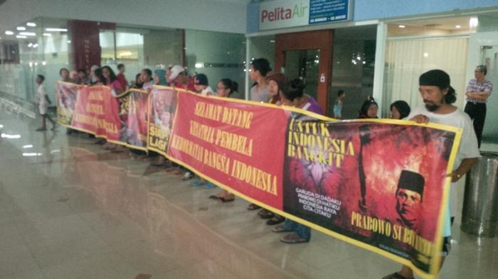 Puluhan Orang Bawa Spanduk Ucapkan Terima Kasih untuk Prabowo