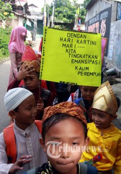 Menjadi Perempuan Indonesia dan Emansipasi Setengah Hati