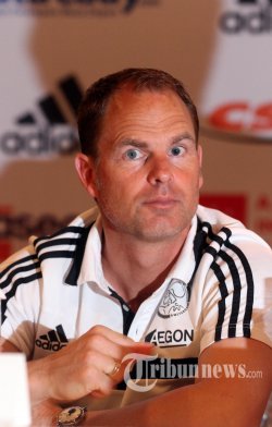 Frank de Boer Tak Pernah Perhatikan Sepak Bola Indonesia