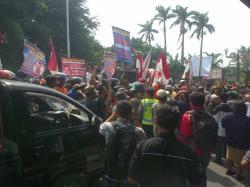 Tuntut Kades Dipecat. Ratusan Warga Kaliboto Kediri Demo Pemkab