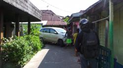 Pengemudi Avanza Acungkan Pistol Habis Tabrak Pengendara Bermotor