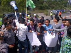 Polres Bangkalan Dikado Bra dan Celana Dalam Merah Muda