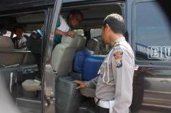 Penjual Arak Jowo Rayu Polisi