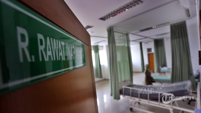 Salah satu ruangan rawat wanita di Puskesmas Kecamatan Johar Baru, Jakarta Pusat, Kamis (12/6/2014). Pemprov DKI Jakarta memberlakukan pendaftaran online untuk rujukan ke RSUD Tarakan dan bekerja sama dengan 18 Puskesmas di Jakarta. Warta Kota/angga bhagya nugraha