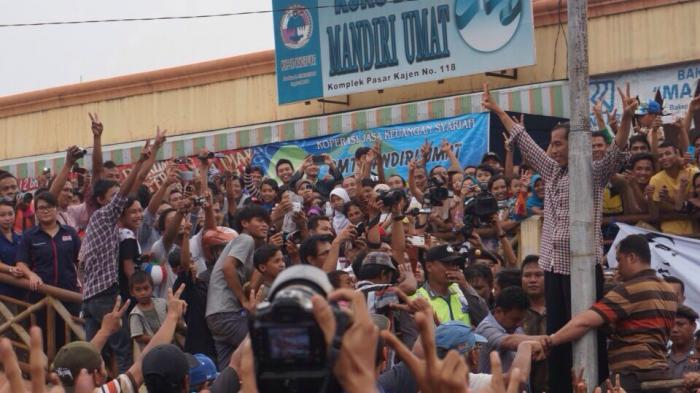 Demi Jokowi, Ratusan Simpatiksan Gotong Royong Bersihkan Lingkungan