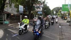 Kapolda Bali Pantau TPS dengan Naik Motor