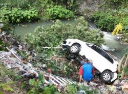 Pengemudi Ngantuk, Yaris Putih Terjun Bebas ke Sungai