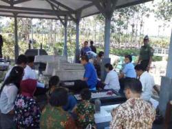 Usai Lebaran, Wapres Boediono Ziarah ke Makam Orangtua di Blitar