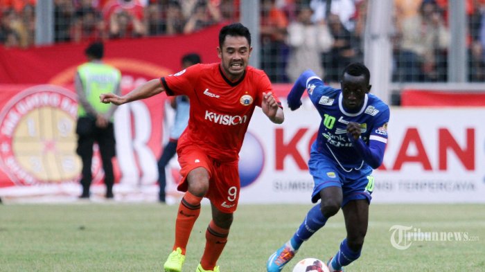 Ponaryo Astaman (kiri) beraksi untuk Persija Jakarta.
