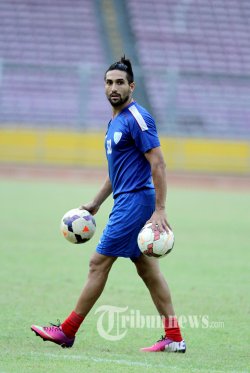 Gaston Castano Jadi Penerjemah Khusus Bek Persija Alan Aciar