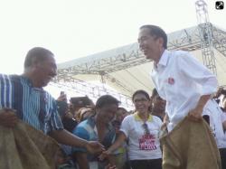 Jokowi Ikut Lomba Balap Karung di Waduk Pluit