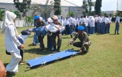Kepanasan Tunggu Bupati, Puluhan Siswa Pingsan Ikuti Upacara