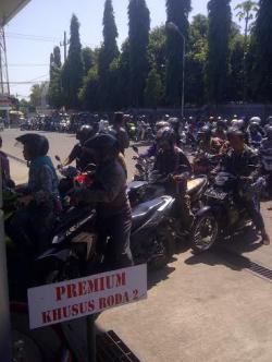 BBM Langka di Situbondo Jatim, Ratusan Kendaraan Antre
