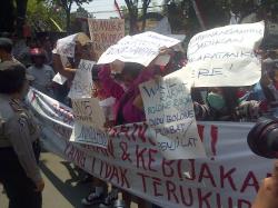 Ratusan Pekerja Lokalisasi Demo DPRD Kota Kediri