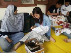 Delapan Anggota AIESEC Belajar Batik di Malang