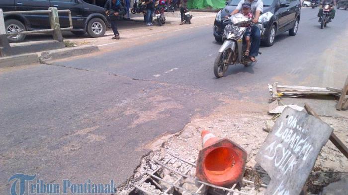 Warga Pasang Tulisan 'Om, Lobangku Asyik Kan' Untuk  Hindari Korban