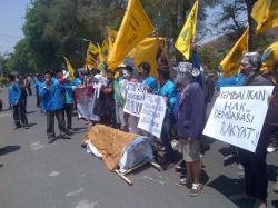 Puluhaan Mahasiswa Jalan Mundur ke DPRD Kota Pasuruan