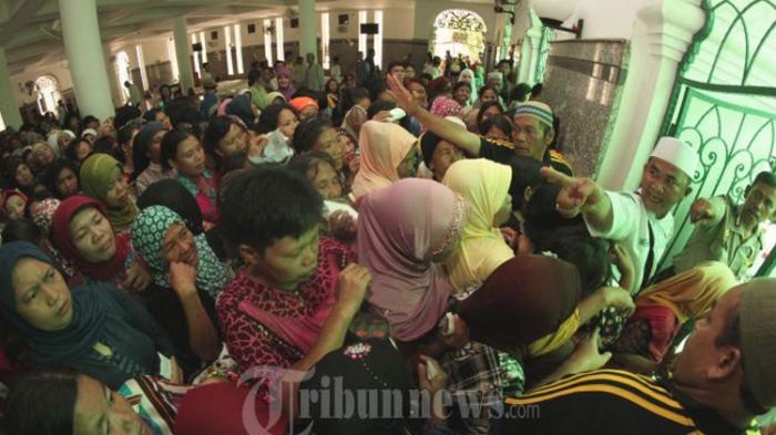Ratusan Warga Beringas Dobrak Pagar Kejagung Main Sambar Kantong-kantong Daging
