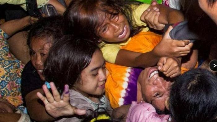 Di Pagar Kejagung, Ibu Ini Bilang: Saya Nggak Kebagian Daging, Lainnya Ada yang Bawa Lima Kantong!