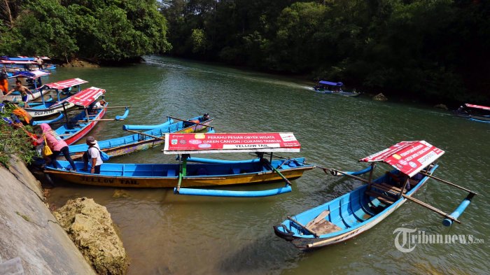 Wisatawan bersiap berangkat menggunakan perahu untuk menikmati indahnya alam Kawasan wisata Green Canyon, Cijulang, Pangandaran, Jawa Barat, Sabtu (25/10/2014). Wisata alam dengan suasana pemandangan dinding bebatuan ini bisa diakses menggunakan alat tranportasi perahu. WARTA KOTA/ANGGA BHAGYA NUGRAHA