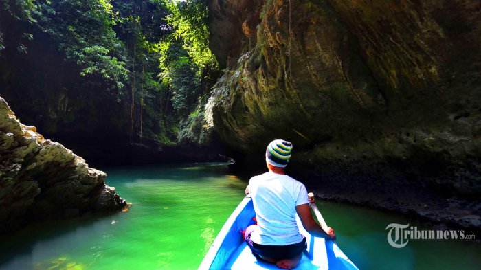 Wisatawan bersiap berangkat menggunakan perahu untuk menikmati indahnya alam Kawasan wisata Green Canyon, Cijulang, Pangandaran, Jawa Barat, Sabtu (25/10/2014). Wisata alam dengan suasana pemandangan dinding bebatuan ini bisa diakses menggunakan alat tranportasi perahu. WARTA KOTA/ANGGA BHAGYA NUGRAHA