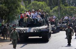 Puluhan Pelajar Pasuruan Berebut Naik Tank Leopard dan Scorpion