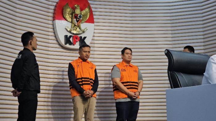 TERSANGKA PEMERASAN — KPK menetapkan tiga orang pejabat di Kejaksaan Negeri Kabupaten Hulu Sungai Utara (HSU), Kalimantan Selatan, sebagai tersangka dugaan pemerasan, Gedung KPK, Jakarta, Sabtu (20/12/2025).