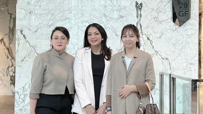 PENASIHAT HUKUM - Tiga wanita sebagai penasihat hukum yang mendampingi terdakwa Direktur Utama PT Terra Drone Indonesia, Michael Wisnu Wardana dalam ruang sidang. Mereka adalah Eva N Christianty, Stella Masengi dan Triana Dewi Seroja.