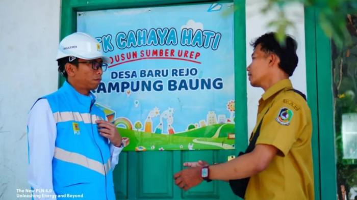 PROGRAM SUPERSUN PLN - Kepala SDN 8 Barurejo Banyuwangi Rudi Handoko (33) saat berbicang dengan Manager PLN UP3 Banyuwangi, Danang Setiawan membahas Program SuperSUN.