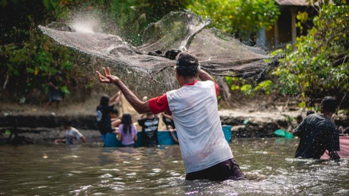 KEARIFAN LOKAL NUSANTARA - Sejumlah tradisi adat di Indonesia seperti Sasi, Subak, Tana’ Ulen, dan Lubuk Larangan memegang aturan ketat dalam mengelola serta membatasi pemanfaatan sumber daya alam demi menjaga ketahanan ekologis dan mencegah eksploitasi berlebihan.