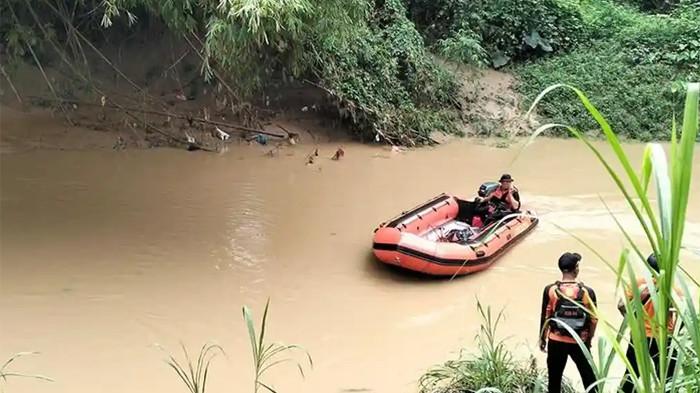 SANTRIWATI TENGGELAM - Lima dari 8 santriwati Muhammadiyah Boarding School (MBS) Tahfidzul Qur'an Al Maa'uun Blora yang tenggelam di Sungai Lusi, Kedungjenar, Kecamatan Blora, Kabupaten Blora, belum ditemukan, Kamis (11/12/2025).