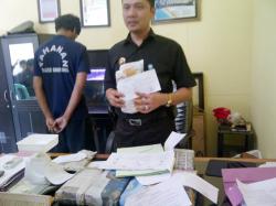 AD Bawa Ganja ke Polisi Menyamar