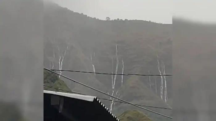AIR TERJUN DADAKAN SEMBALUN