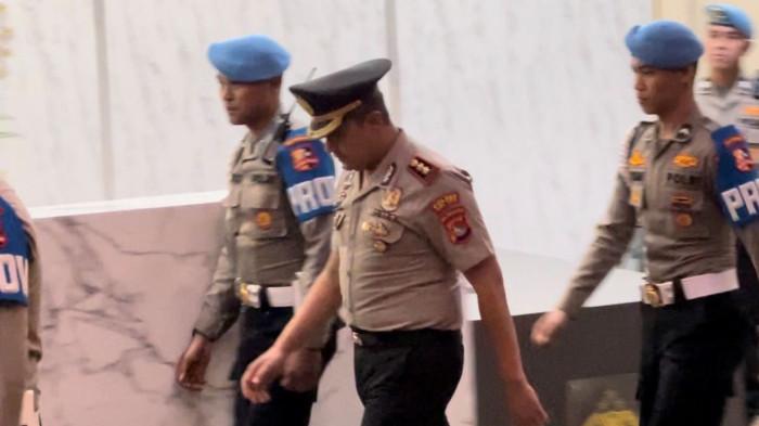 DIPECAT - Mantan Kapolres Bima Kota AKBP Didik Putra Kuncoro tampak tertunduk lesu usai menjalani sidang etik terkait kasus narkoba, yang digelar Divisi Propam Polri, Mabes Polri, Jakarta, Kamis (19/2/2026). / (Fransiskus Adhiyuda)