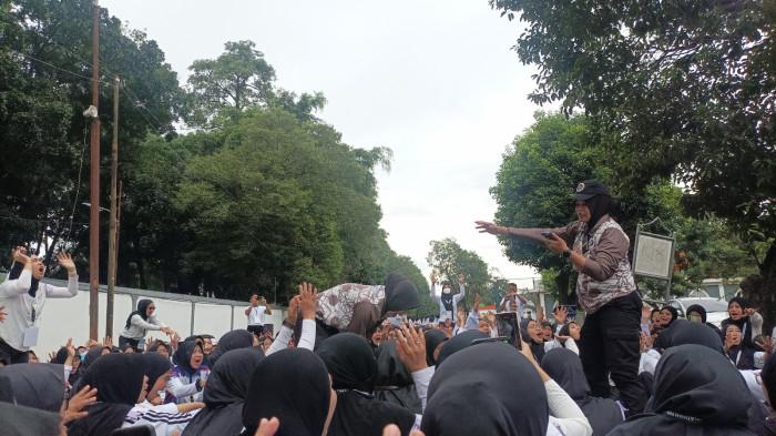LATIH BARIS-BERBARIS - AKP Mawar memimpin para calon petugas haji perempuan yang tergabung dalam Kompi G menyanyikan yel-yel di Asrama Haji Pondok Gede, Jakarta Timur, Kamis (15/1/2026).